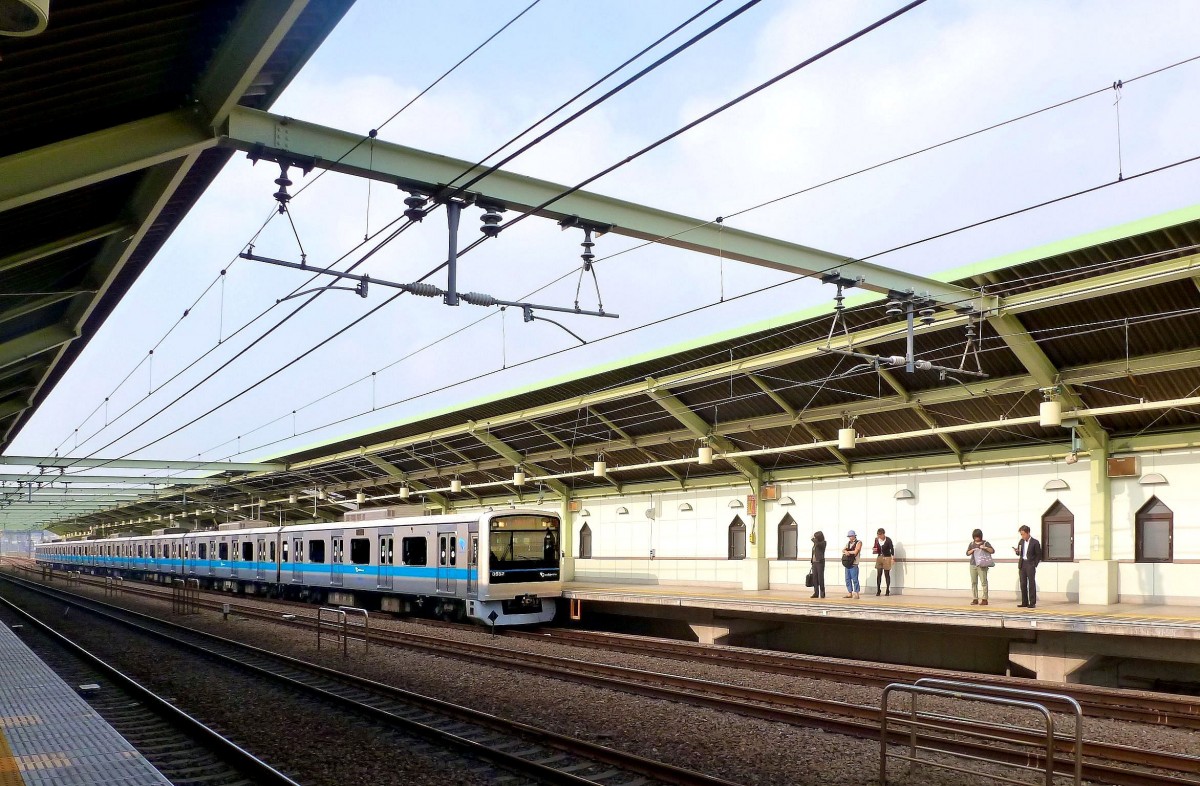 Odakyû Konzern, Serie 3000: Einfahrt von Zug 3652 in (Tokyo-) Komae, 12.Oktober 2011.