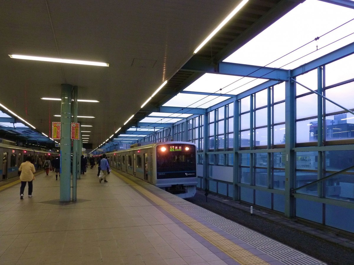 Odakyû Konzern, Serie 3000: Im letzten Abendlicht ist Zug 3658 in Noborito angekommen, 2.November 2011. Die Bahnsteige der Odakyû sind stets sehr übersichtlich und sauber. 

