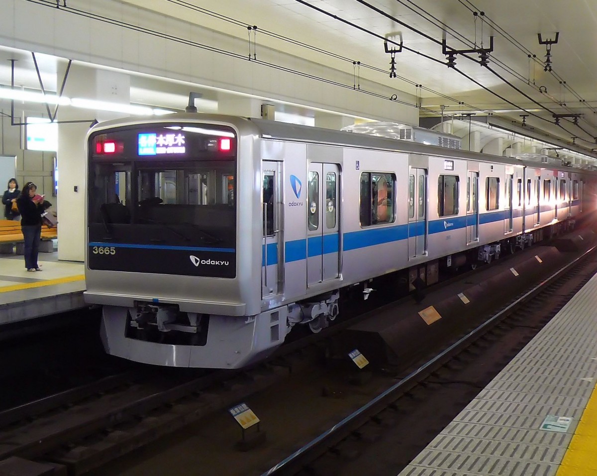 Odakyû Konzern, Serie 3000: In den Jahren Grundzüge 2001-2007 gebaut, danach folgten noch weitere Zwischenwagen zur Verlängerung der Züge. Serie 3000 bildet die grösste Serie von Odakyû-Zügen für die Pendlerströme. 1067 mm Spur, Gleichstrom 1500 V. Heute (2024) existieren 27 6-Wagenzüge (3251-3277), 8 8-Wagenzüge (3651-3658) und 12 zu 10-Wagenzügen verlängerte Einheiten  (3081-87/91-95). Im Bild Zug 3665 in Machida, 27.November 2009. 