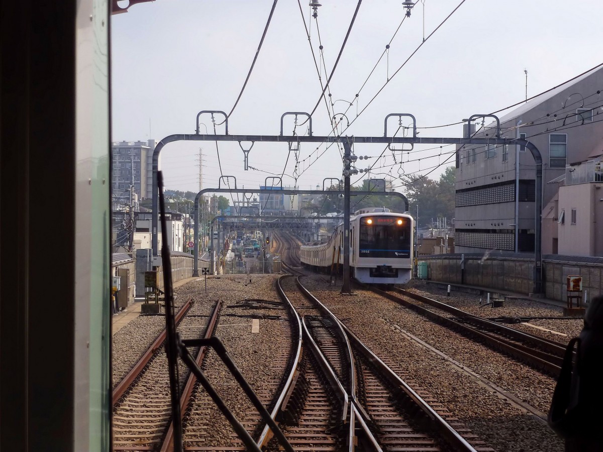 Odakyû Konzern, Serie 3000: Wenn die S-Bahn den Innenbereich von Tokyo erreicht, wird sie so weit wie möglich entweder unterirdisch oder als Hochbahn geführt. Hier steigt Zug 3652 aus der Tiefe der alten Strecke auf einen bereits als Hochbahn verkehrenden neuen Streckenteil hoch. Die Bauarbeiten für die weitere Hochlegung sind im Hintergrund sichtbar. Umegaoka, 12.Oktober 2011.
