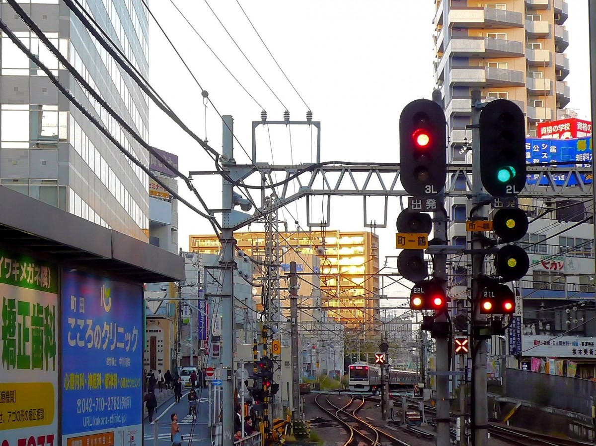 Odakyû Konzern, Serie 3000: Zug 3665 fädelt sich in die Stadt Machida hinein. 27.November 2009. 