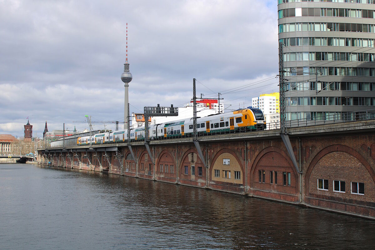 ODEG 3 462 012 passiert als RE1 nach Erkner die Jannowitzbrücke. (03.04.2023)