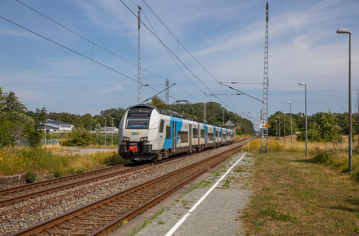 ODEG 4746 303  Hansestadt Stralsund , als RE9 (76366) auf der Fahrt vom Ostseebad Binz nach Stralsund Hbf. Aufgenommen am 04.08.2022 am Haltepunkt Teschenhagen.
