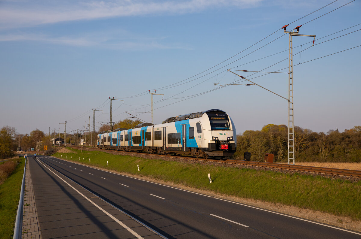 ODEG 4746 802 verlässt am 22.04.2023 den Bahnhof von Altefähr, weiter in Richtung Stralsund.