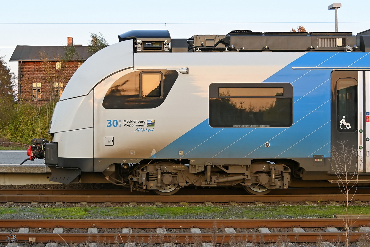 ODEG 4746 806 wartet als RE10 nach Rostock Hbf am Bahnhof Züssow auf die Abfahrt. (November 2020)