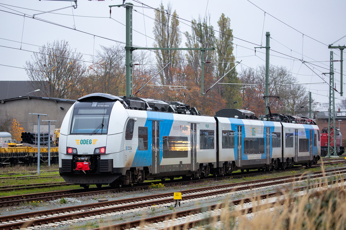 ODEG Desiro ML 4746 303 bzw. 4746 308 wurde im September diesen Jahres auf den Namen „Hansestadt Stralsund“ getauft. Wegen Bauarbeiten auf Rügen wurde der Triebwagen in Bergen abgestellt.- 09.11.2020
