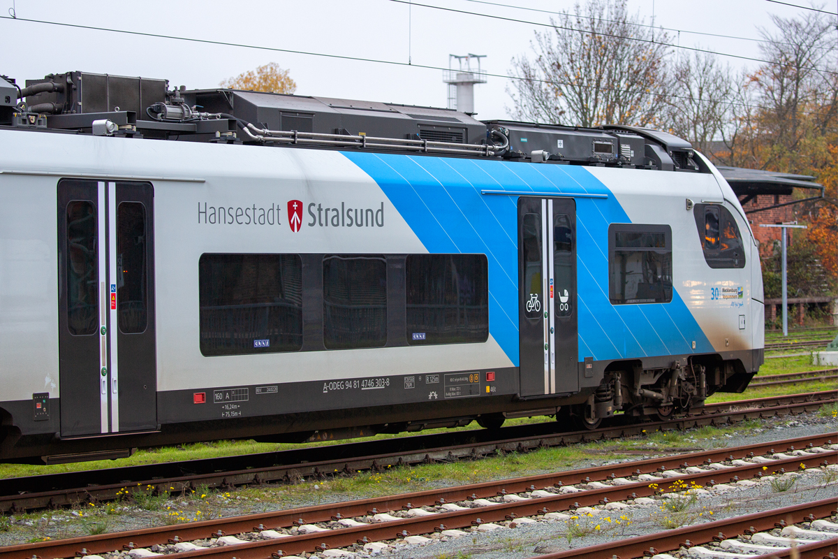 ODEG Desiro ML 4746 308 bzw. 4746 303 wurde im September diesen Jahres auf den Namen „Hansestadt Stralsund“ getauft. Wegen Bauarbeiten auf Rügen wurde der Triebwagen in Bergen abgestellt.- 09.11.2020

