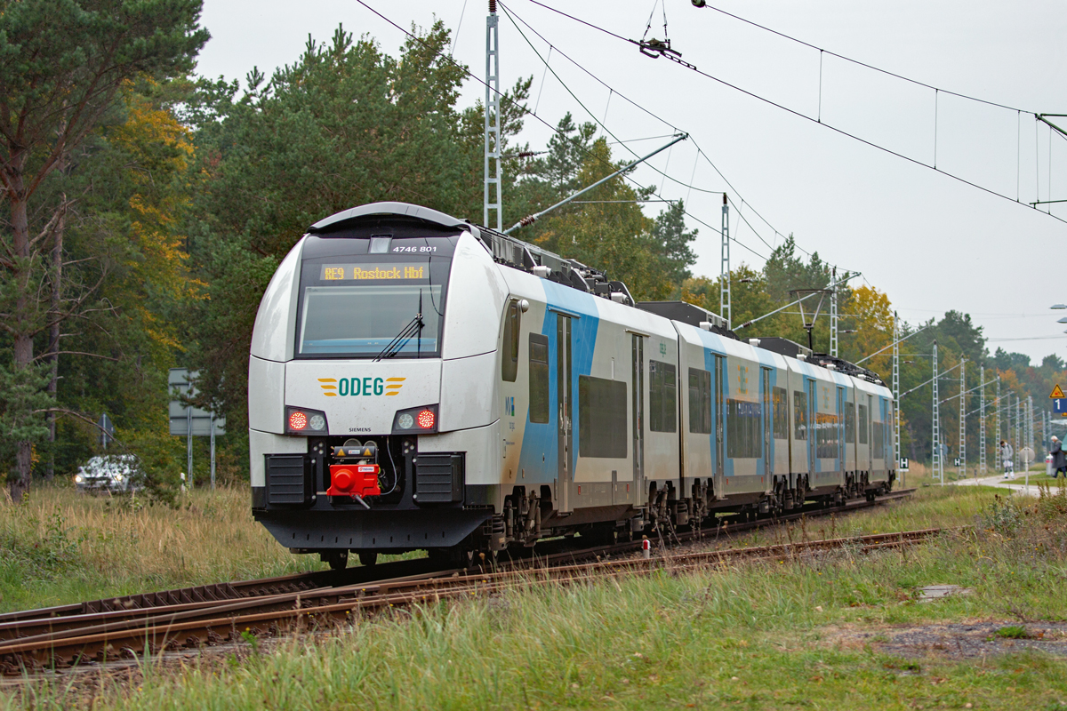 ODEG Desiro ML 4746 801 fährt in Prora an den Bahnsteig 1. - 19.10.2021 