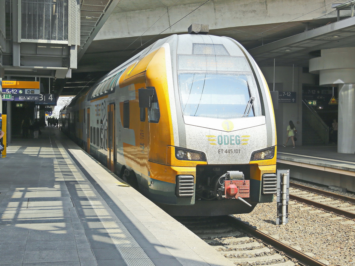 ODEG ET 445 101 am 17.06.2018 im Bahnhof Berlin Südkreuz.
Warum nun dieses Bild in Bahnbilder, hier der Grund. Nachdem ich versucht habe den Triebwagen trotz Sonne aufzunehmen ging ich wieder zurück zu der Stelle wo ich meinen Besuch verabschieden wollte. In Höhe des Triebwagenkopfes wurde ich mit folgenden Worten angesprochen:  Wenn ich das Bild veröffentliche und der Herr Triebwagenführen (er sprach immer von Lokführer) ist zu erkennen, dann brennt die Luft denn ich verstoße gegen seine Persönlichkeitsrechte ..... 
Er meinte auch, dass er nicht mit einem Fotoapparat zu meinem Arbeitsplatz kommen kann und dort Bilder machen kann. Ich teilte ihm mit, dass es vorbei ist mit der Arbeit. Da meinte er, ich könnte mal am Wochenende an einer Sonderfahrt z. B. nach Binz teilnehmen kann / sollte, nun es tat mir leid und ich teilte ihm mit, das ich  schon 2017 mit der ODEG in Binz war. Auch bedaure ich nun schon eine Fahrt im Dezember mit der ODEG nach Sachsen gebucht zu haben. Nachher ist er der Triebwagenführer und ich versuche ein Bild zu machen.

Nun in diesem Bild sehe ich kaum Menschen.  
