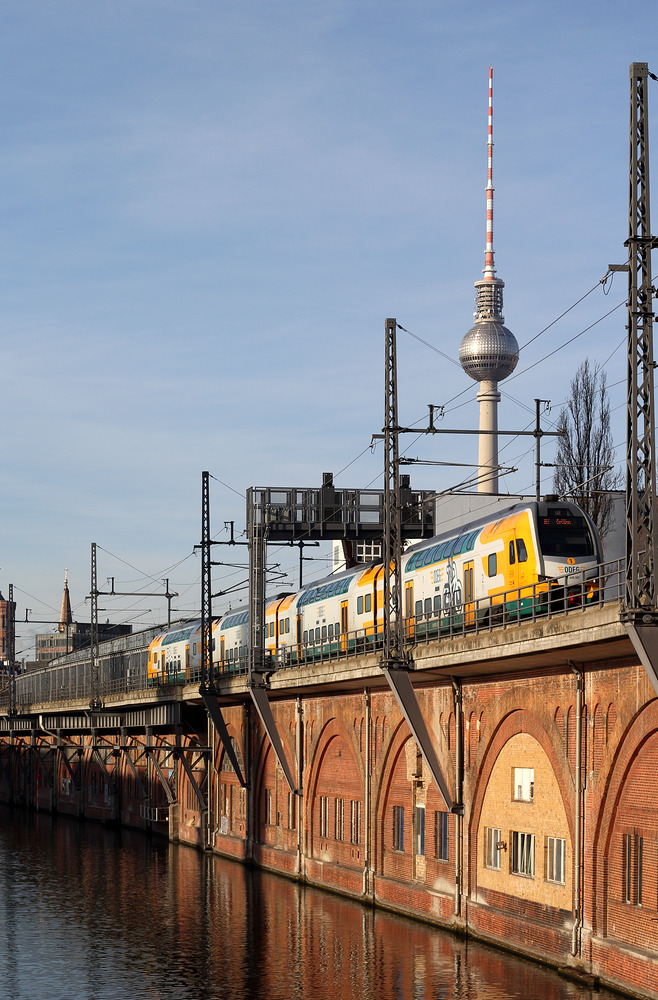 ODEG ET 445 107 erreicht in Kürzen den Berliner Ostbahnhof.
Aufgenommen am 3. Dezember von der Michaelbrücke.