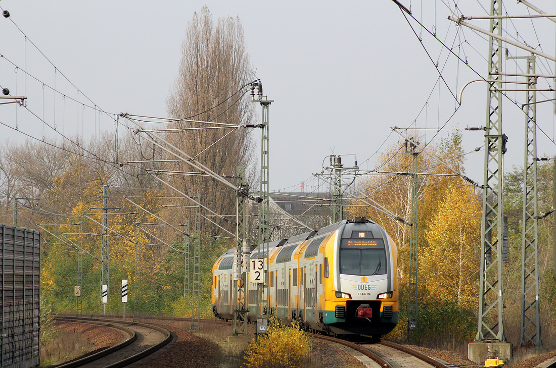 ODEG ET 445.114 wurde vom westlichen Bahnsteigende des Bahnhofs Berlin-Spandau aufgenommen.
Aufnahmedatum: 8. November 2017