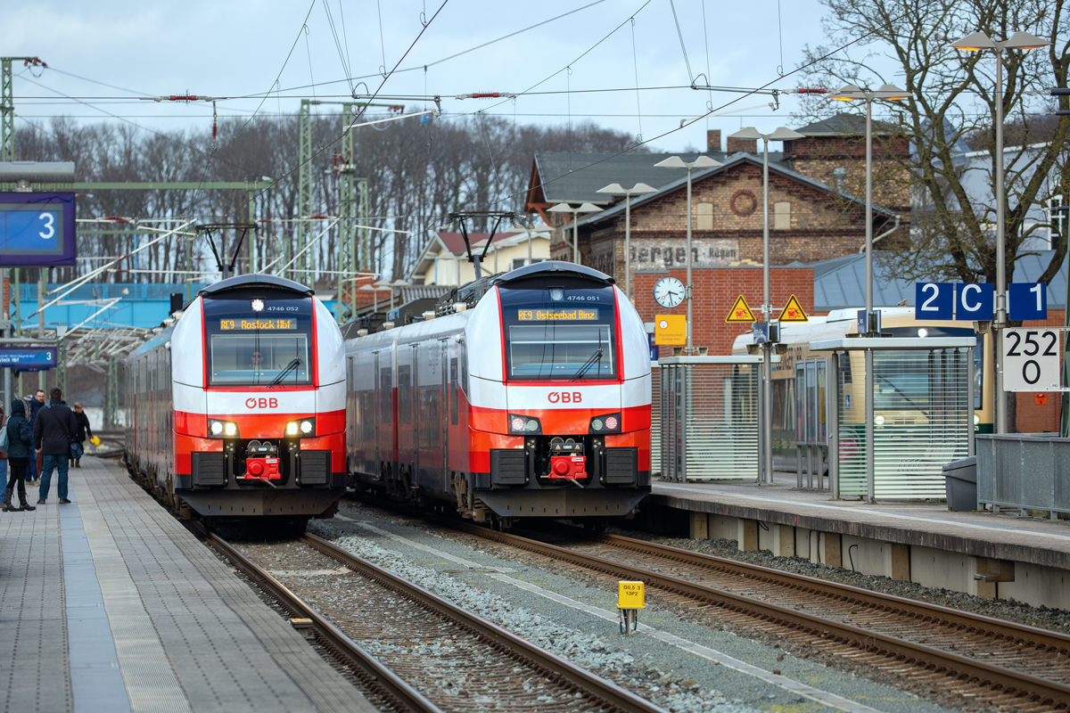 ODEG Kreuzung mit ÖBB Cityjet (Disiro ML) in Bergen auf Rügen an den Bahnsteigen 2 und 3. Am Bahnsteig 1 steht der Press-Triebwagen nach Lauterbach Mole, leider etwas versteckt hinter den Wartehäuschen. - 16.02.2020
