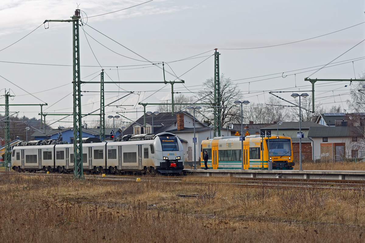 ODEG Regio-Shuttle RS 1 von Stadler wartet in Lietzow auf die Umsteiger nach Sassnitz, dort fährt der ODEG Desiro ML 4746 802 mit den Reisenden gerade an den Bahnsteig. - 20.03.2020
