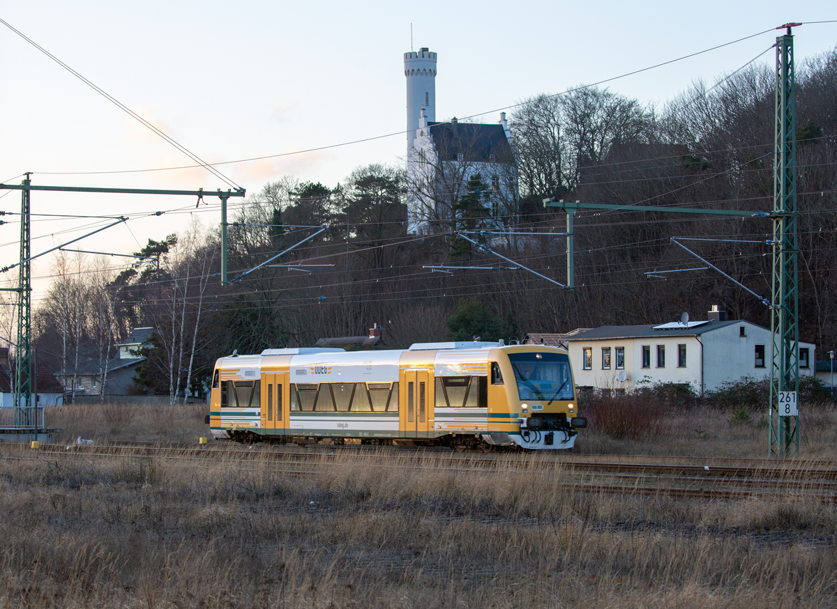 ODEG RS1 am frühen Abend ausfahrend in Lietzow nach Sassnitz. - 11.02.2022