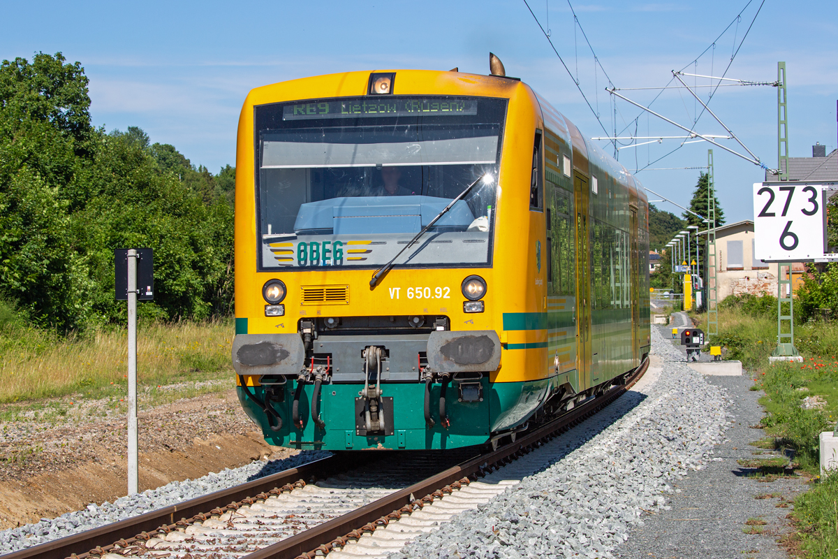 ODEG RS1 VT 650.92 vor dem Bahnübergang in Sassnitz Merkelstrasse. - 28.06.2022
