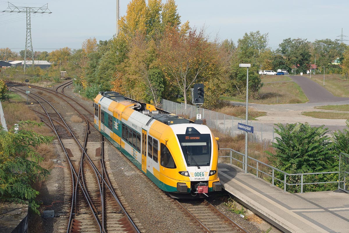  ODEG  Stadler GTW 2/6 VT 646.042 als RB51 von Brandenburg an der Havel nach Rathenow ausfahrend. 2022,10,17