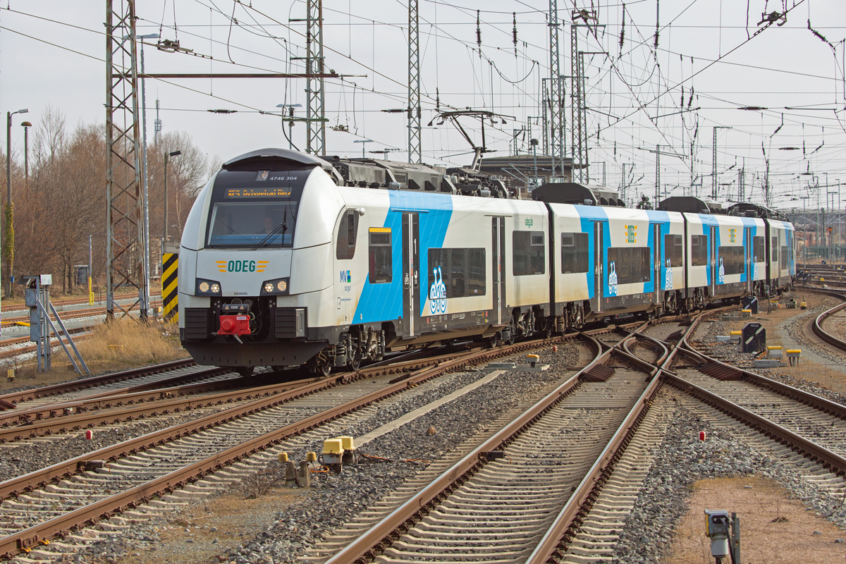 ODEG Triebwagen 4746 304 aus der Abstellung kommend fährt in Stralsund an den Bahnsteig. - 15.03.2022 - Vom Bahnsteig 3 bzw. 4 aus aufgenommen.
