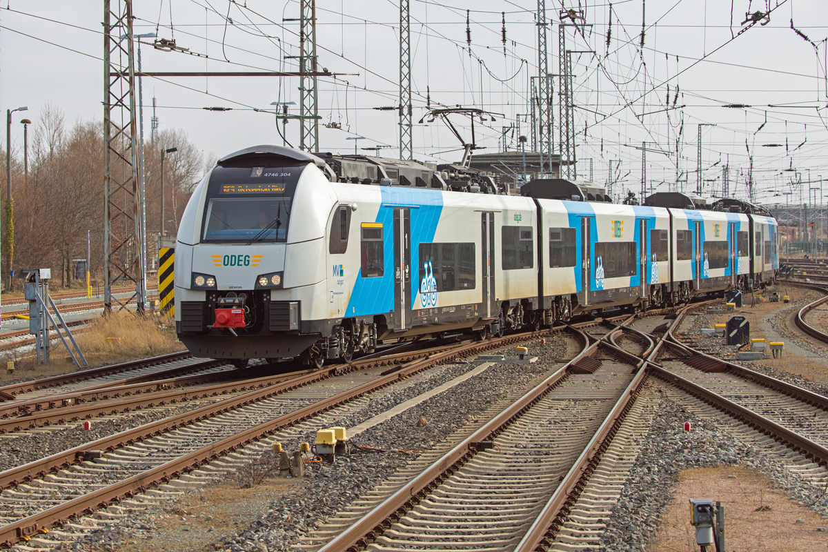 ODEG Triebwagen 4746 304 aus der Abstellung kommend fährt in Stralsund an den Bahnsteig. - 15.03.2022 - Vom Bahnsteig 3 bzw. 4 aus aufgenommen.
