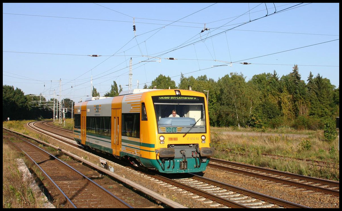 ODEG Triebwagen 650.66 ist hier am 23.9.2006 in Zepernick bei Bernau nach Berlin Lichtenberg unterwegs.