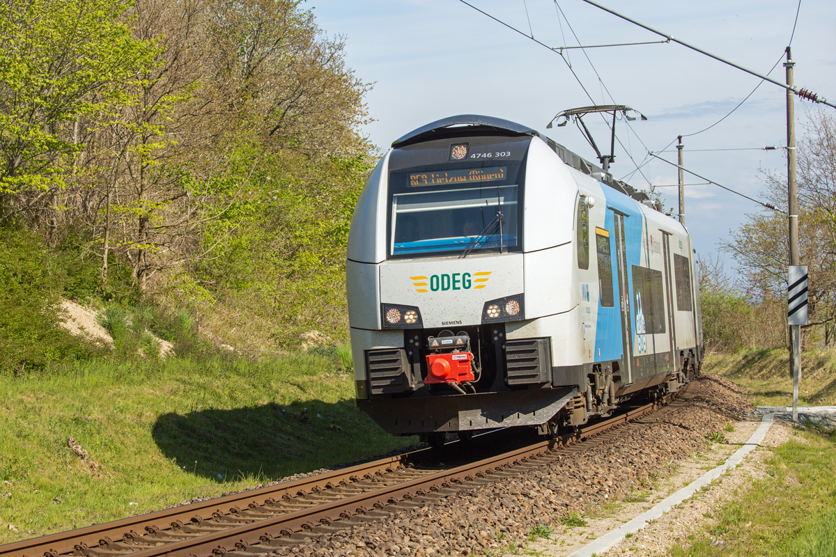 ODEG Triebzug 4746 303 vor der Lanckener Umlaufsperre. Hier wurde der Wildwuchs fotofreundlich zurückgeschnitten. - 07.05.2022
