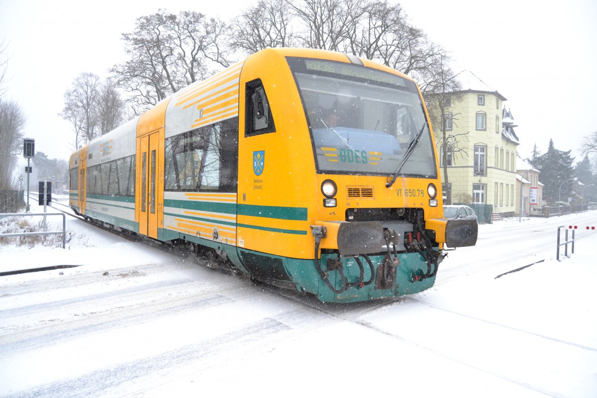 ODEG VT 650 bei Schneefall. Innerhalb 5 stunden ist am 27.01.2014 ca. 1.5 cm Schnee gefallen. Die ODEG kurz hinter dem Bahnhof Niederlehme ( im Hintergrund zusehen )