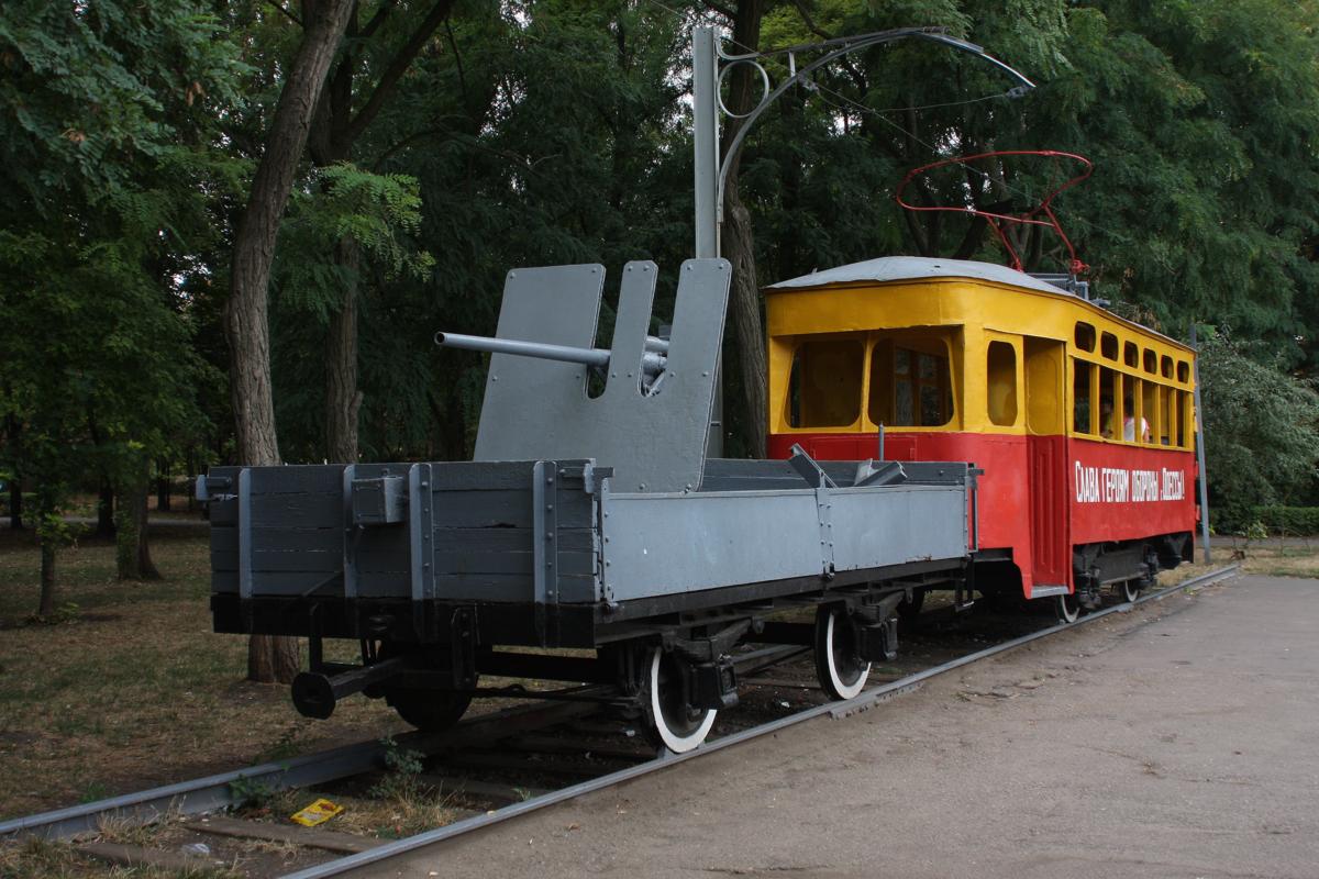 Odessa 2.9.2009: Geschützwagen für den Tram Einsatz im zweiten Weltkrieg. 
Das Gespann steht im Gedenkpark des großen vaterländischen Siegs über Nazi Deutschland.