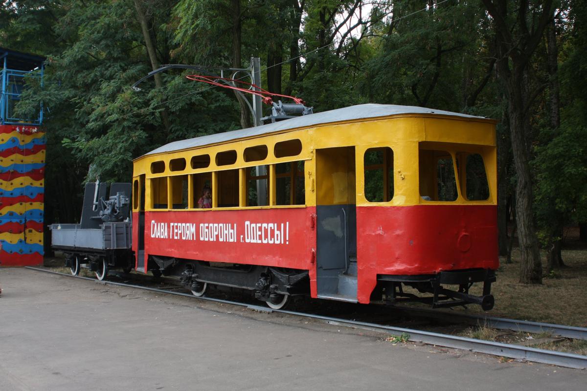 Odessa 4.9.2009: Im Gedenk Park an den großen vaterländischen Sieg über Nazi Deutschland steht auch diese alte Straßenbahn mit einem Geschützwagen. Das Fahrzeug diente während der deutschen Angriffe auf Odessa als  Militärfahrzeug 
im Stadtgebiet. 
