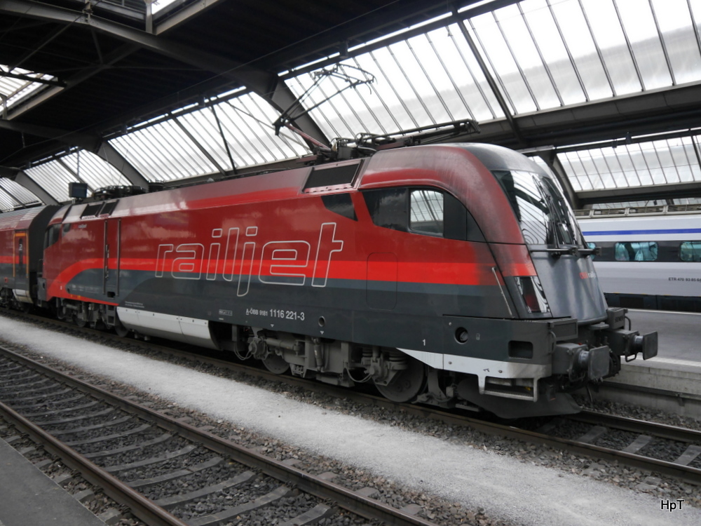 ÖBB / Railjet - Lok 1116 221-3in HB Zürich am 30.11.2014