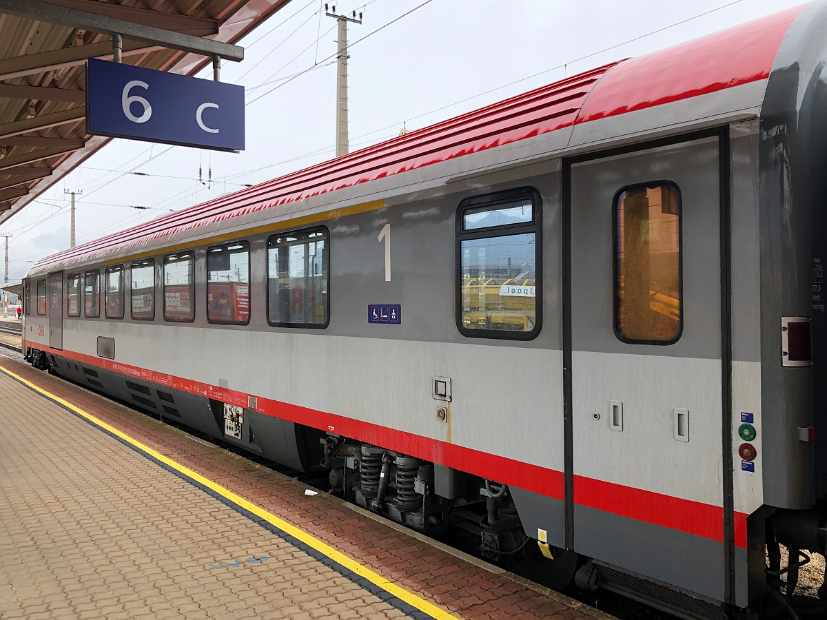 ÖBB 1. Klasse Großraumwagen am Bahnhof Wörgl Hbf. Aufgenommen am 02.08.2019