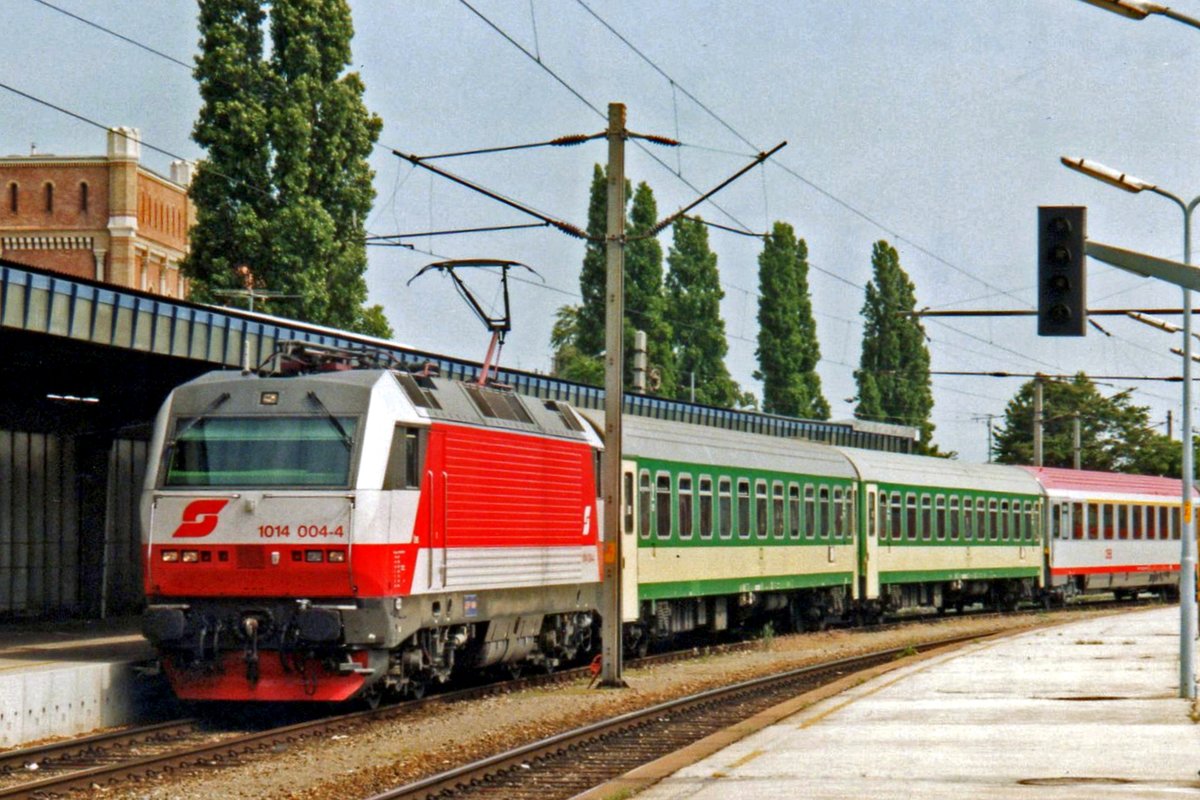 ÖBB 1014 004 treft mit ein EC aus Prag am 24 Mai 2002 in Wien Südbahnhof ein.