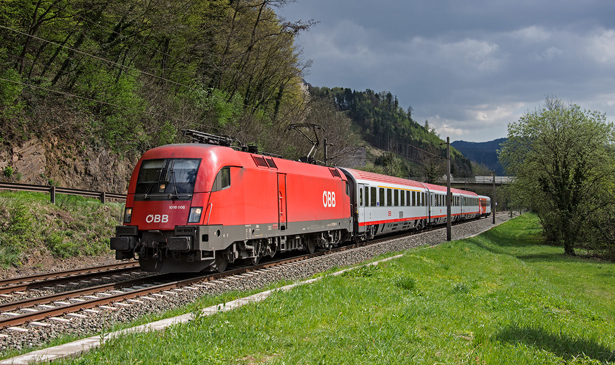 ÖBB 1016 006 mit IC 518 (Graz Hbf - Innsbruck Hbf) in Mautstatt, 12.04.2016. 