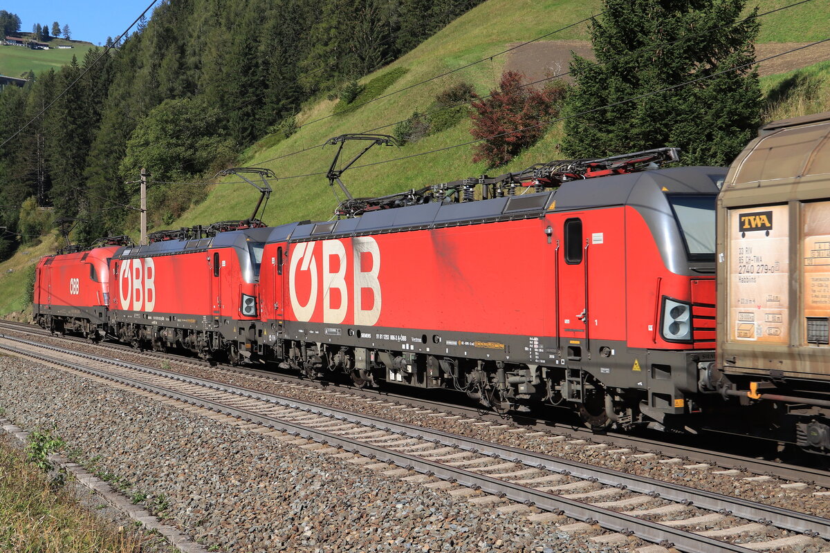ÖBB 1016 008-5, 1293 073-3 & 1293 006-3 vor einem Güterzug nach Wörgl Hbf bei der Talfahrt. Aufgenommen bei St. Jodok am Brenner am 09.10.2021