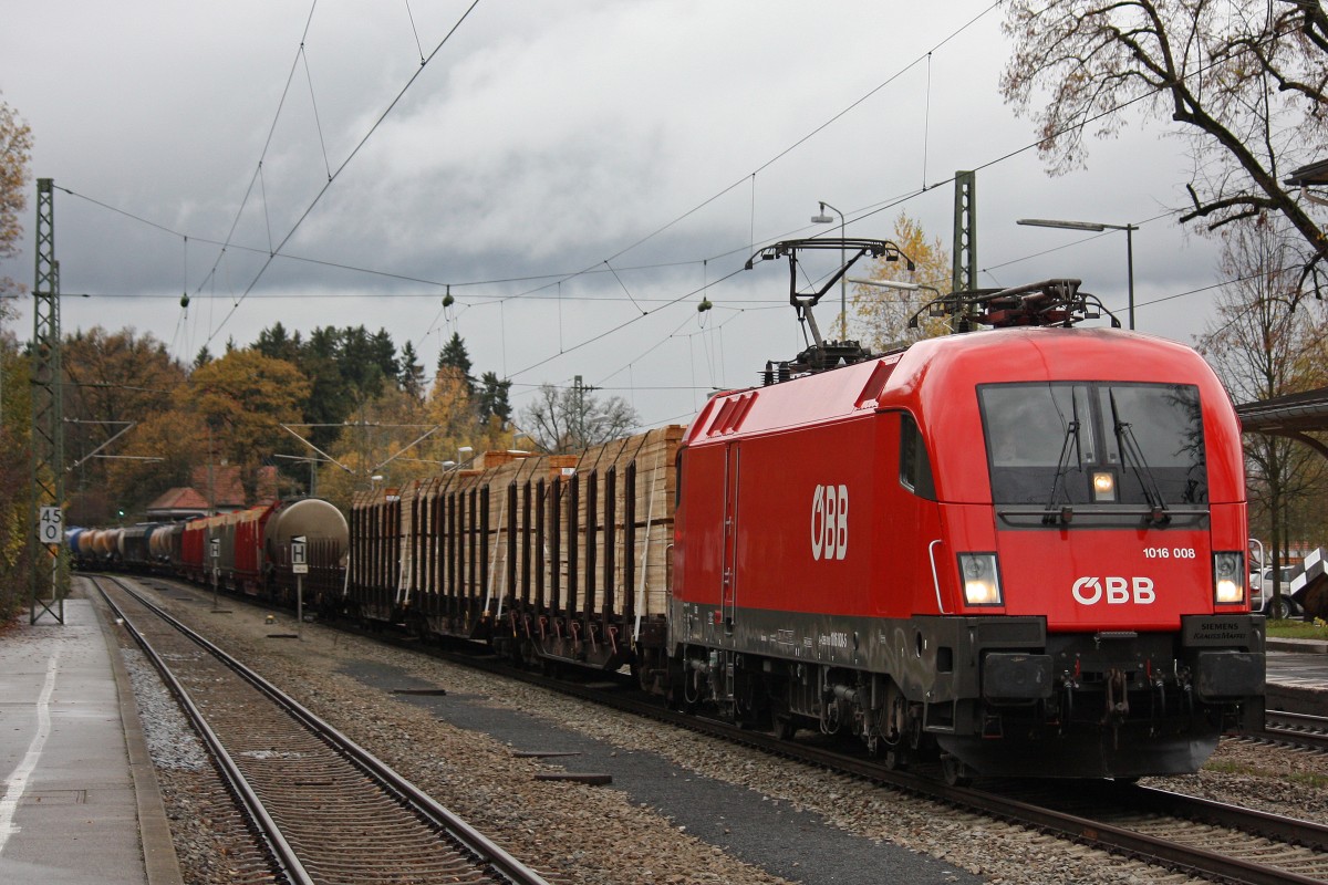 ÖBB 1016 008 am 9.11.13 mit einem gemischten Güterzug in Aßling (Obb.).
