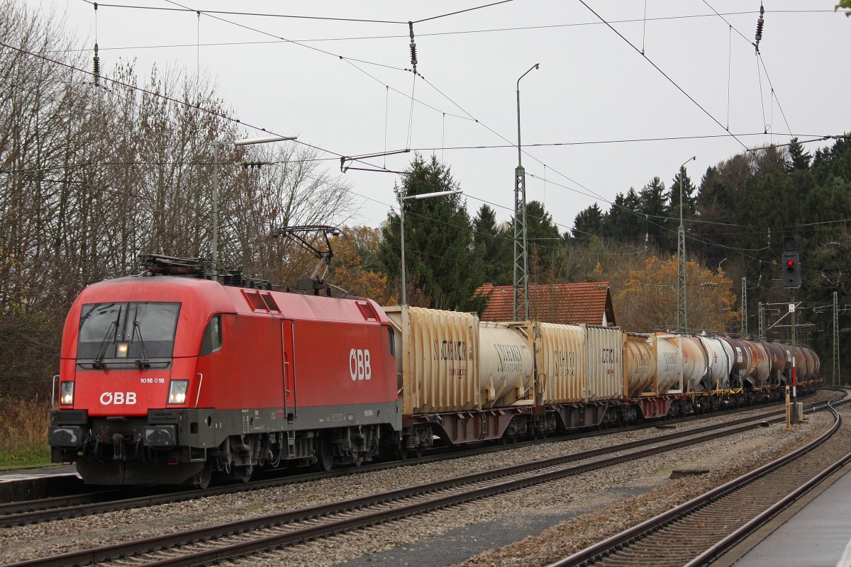 ÖBB 1016 016 am 9.11.13 mit einem gemischten Güterzug in Aßling (Obb).