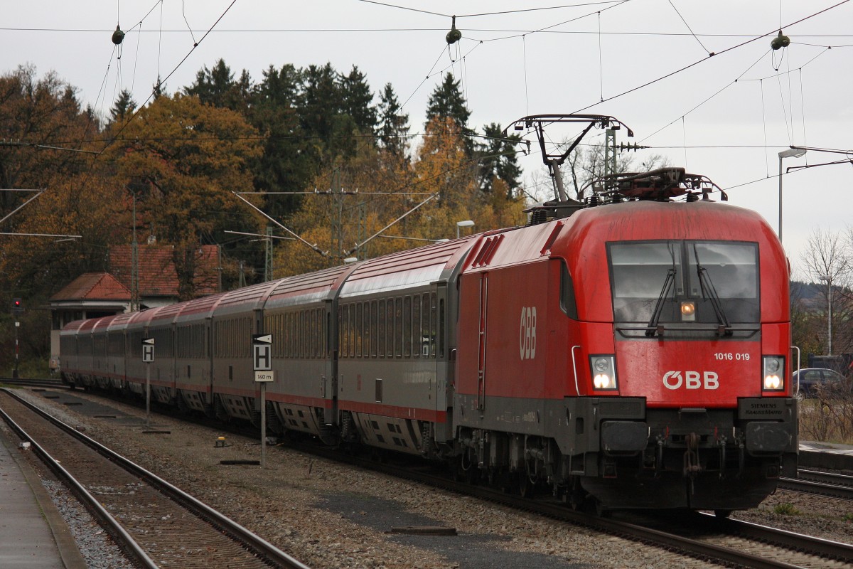 ÖBB 1016 019 am 9.11.13 mit einem EC in Aßling (Obb.).