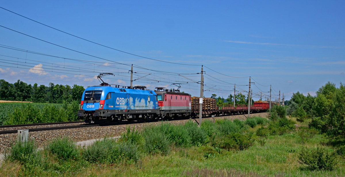 ÖBB 1016 023 Kyoto sowie 1144 009 mit einem Güterzug. Großsierning, 06.07.2014