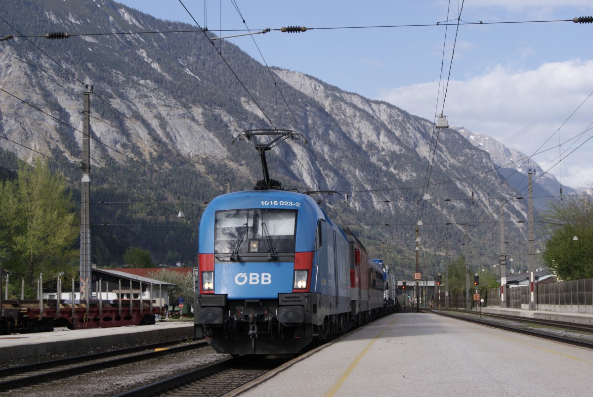 ÖBB 1016 023 mit RoLa Wörgl - Brenner/Brennero
Schwarz in Tirol
30.04.2012