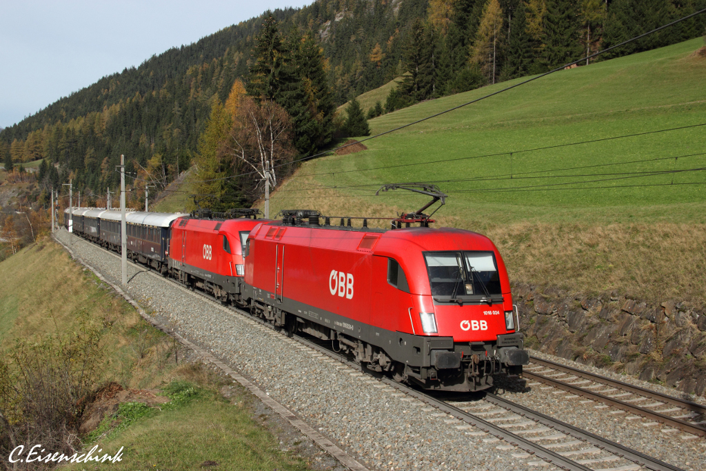 BB 1016 024 und 1116 117 bespannten am 01.11.13 den Orientexpress von Buchs zum Brenner.
Hier ist der Zug bei Wolf am Brenner zu sehen. Liebe Gre an den Mitfotografen!