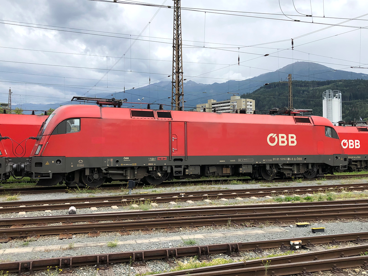 ÖBB 1016 035-8 abgestellt in Innsbruck Hbf. Aufgenommen am 19.09.2021
