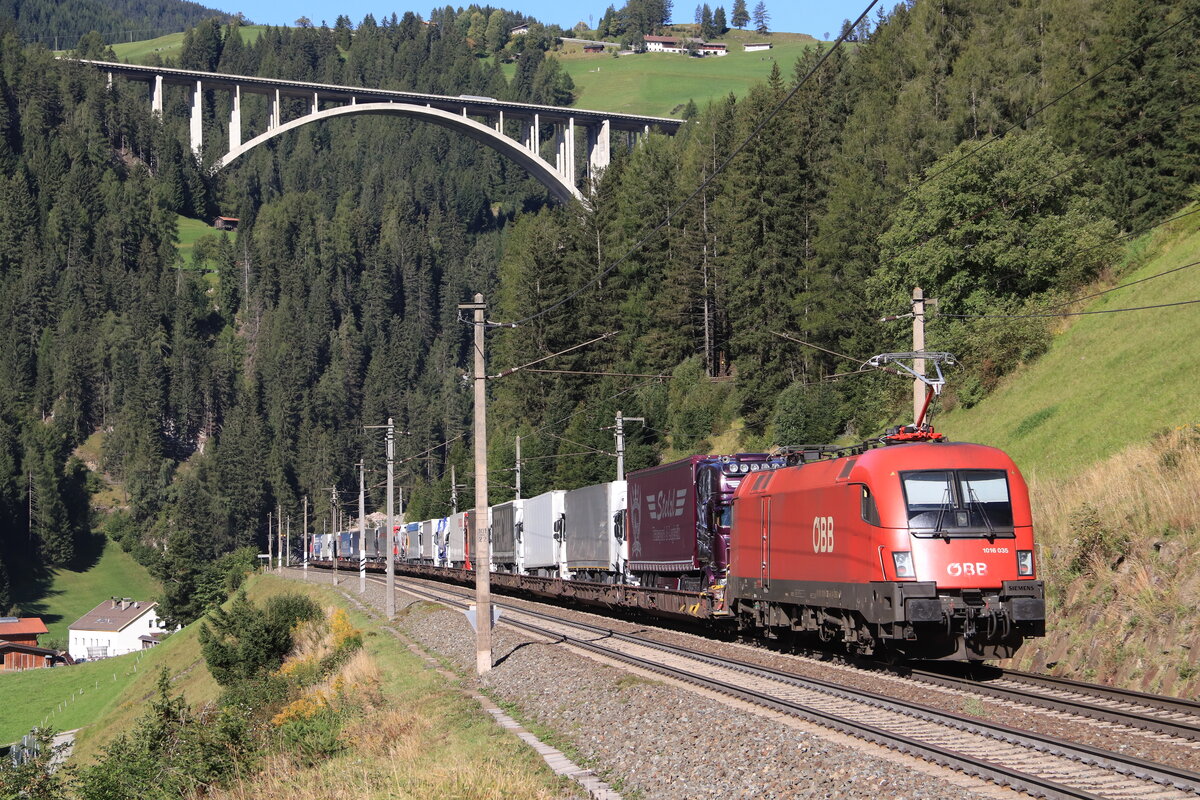 ÖBB 1016 035-8 am Zugschluss einer ROLA von Brennersee nach Wörgl Terminal Nord bei der Talfahrt. Aufgenommen bei St. Jodok am Brenner am 25.09.2021