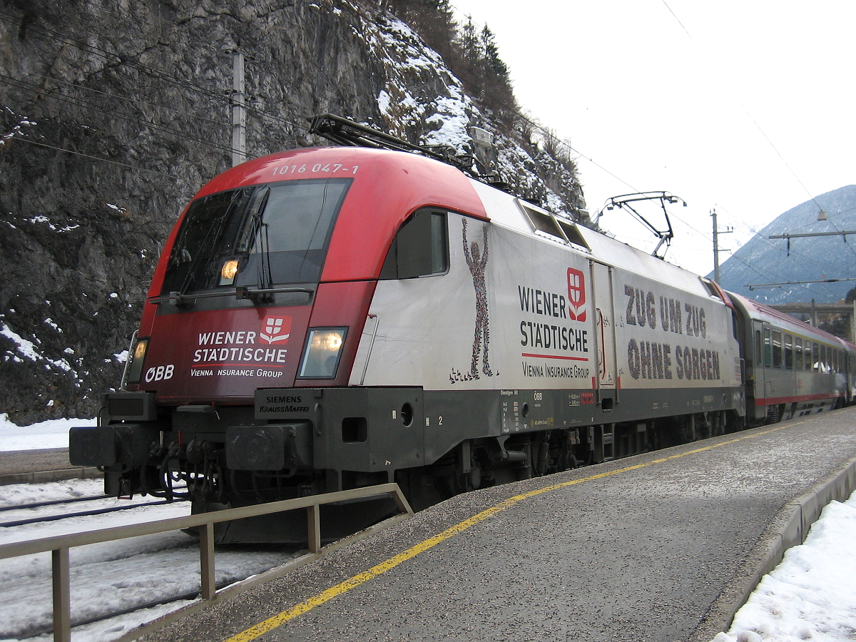 ÖBB 1016 047-1  Wiener Stätische Versicherung  mit einem EC von Bregenz nach Wien Westbahnhof beim Zwischenhalt Imst-Pitztal. Aufgenommen am 21.02.2009