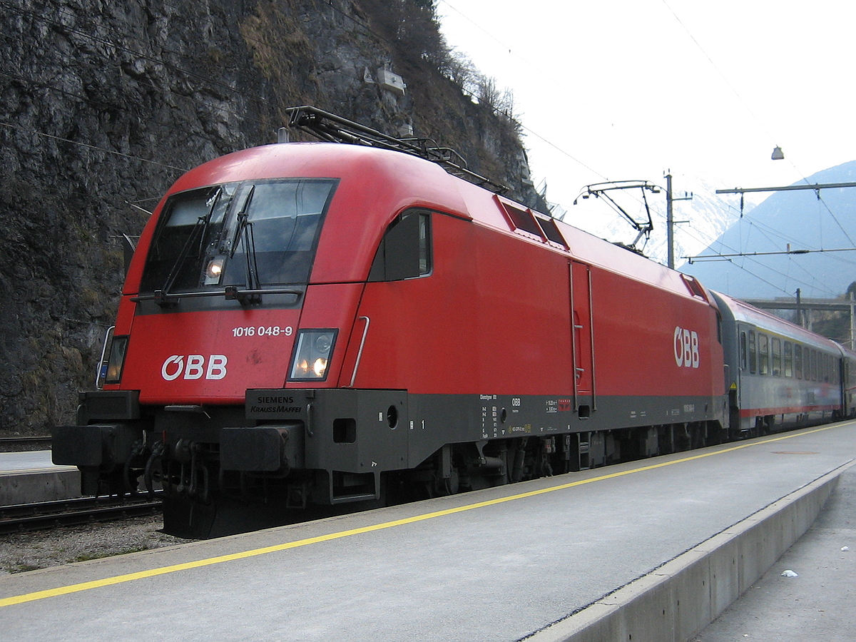 ÖBB 1016 048-9 mit einem EC von Bregenz nach Wien Westbahnhof beim Zwischenhalt Imst-Pitztal. Einige Jahre später erhielt sie die heutige  Niederösterreichischer Landesfeuerwehrverband  Beklebung. Aufgenommen am 05.04.2009