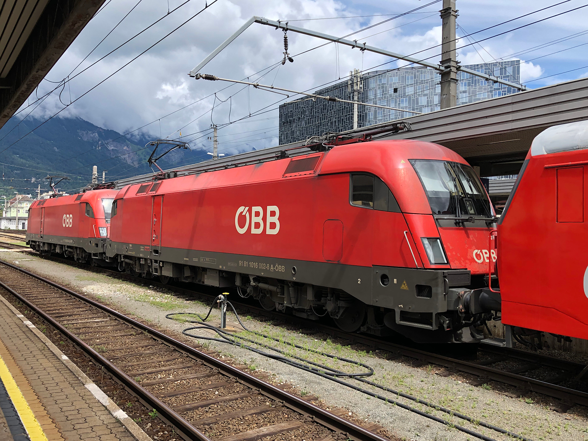 ÖBB 1016er Tandem bestehend aus 1016 002-8 hinten und 1016 024-2 vorne mit einem Güterzug beim kurzen Zwischenhalt in Innsbruck Hbf. Dieser Zug führte einen CityShuttle Steuerwagen mit sich der ganz vorne eingereiht war. Aufgenommen am 16.07.2021