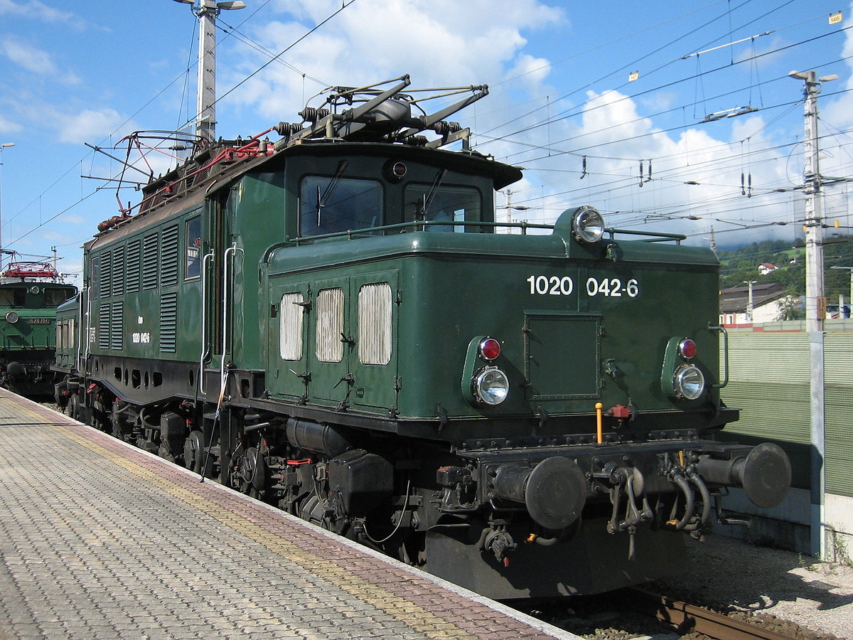 ÖBB 1020 042-6 ausgestellt beim Bahnhofsfest in Wörgl Hbf. Aufgenommen am 24.08.2008