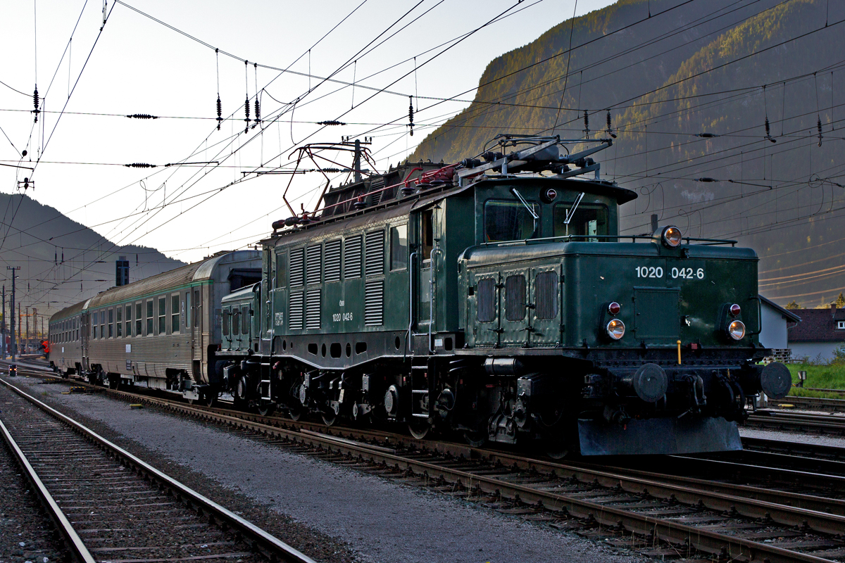 OeBB 1020 042-6 bei der Bereitstellung für das Abenteuer Schweiz im Bahnhof Bludenz.Bild vom 29.8.2015