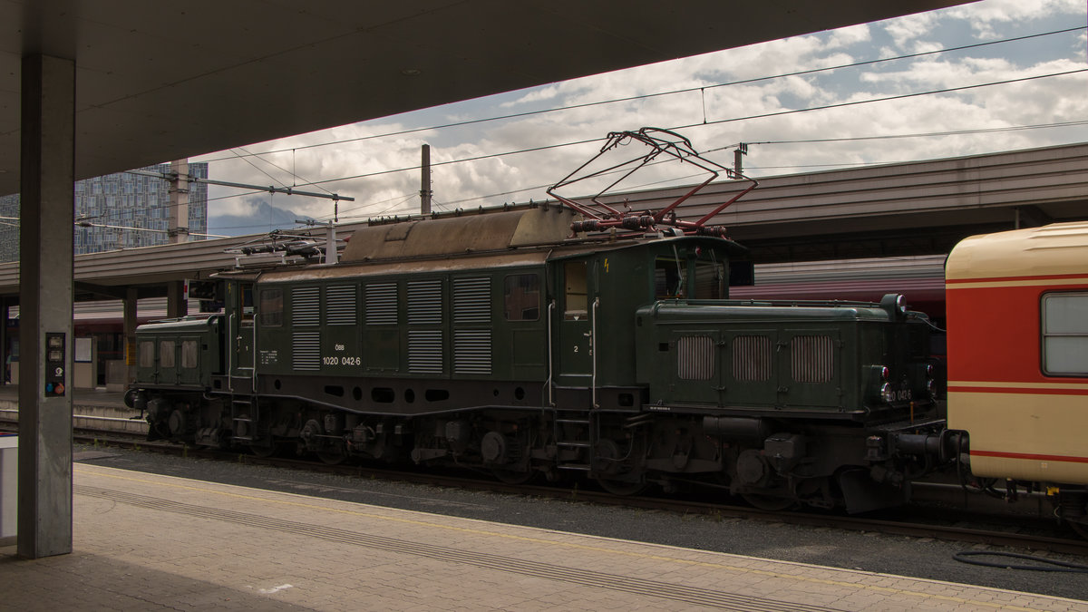 ÖBB 1020 042-6 steht am 1. Juni 2018 in Innsbruck. Der Sonderzug wird bald wieder auf die Reise gehen. 
