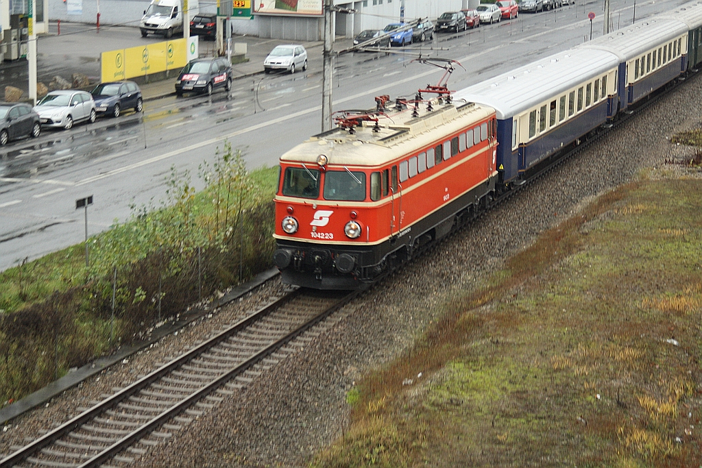 ÖBB 1042.23 am 07.Dezember 2014 vor dem SLP 17703 bei der Hst. Handelskai.