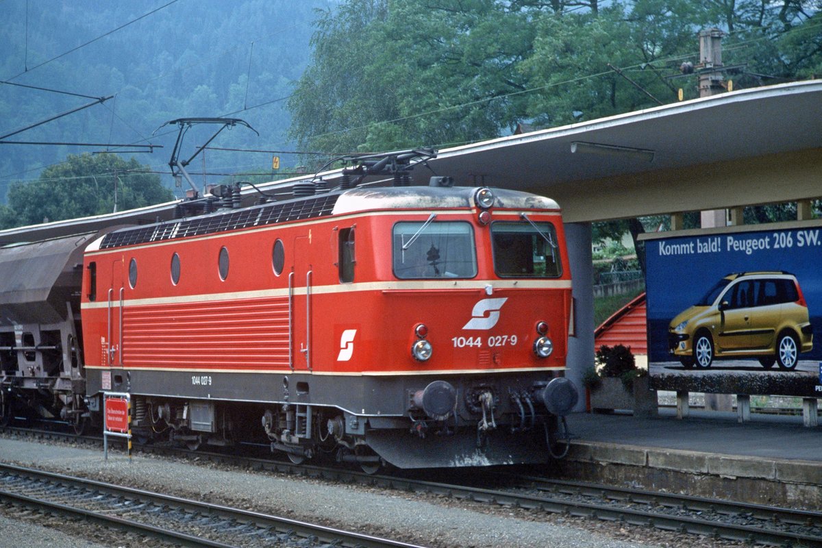 ÖBB 1044 027 mit Güterzug in Richtung Wr. Neustadt (Bahnhof Mürzzuschlag, 31.07.2002); digitalisiertes Dia.