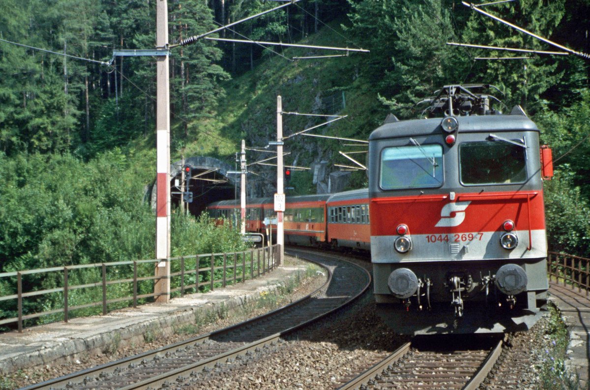 ÖBB 1044 269 hat mit einem IC gerade den Wolfsbergkogeltunnel in Richtung Wien verlassen (HSt Wolfsbergkogel, 29.07.2002); digitalisiertes Dia.