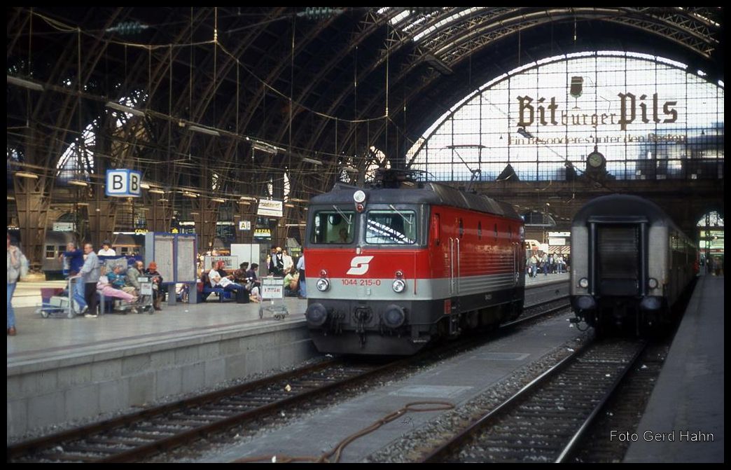 ÖBB 1044.215 ist in Frankfurt am Main angekommen und setzt am 14.5.1992 um 13.53 Uhr aus dem Kopfbahnhof zurück.